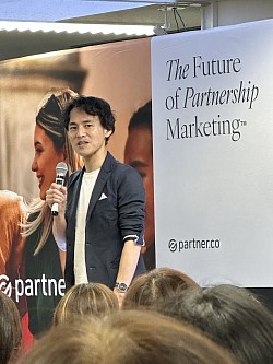 会社にて、本物のサプリメントを解説しています。